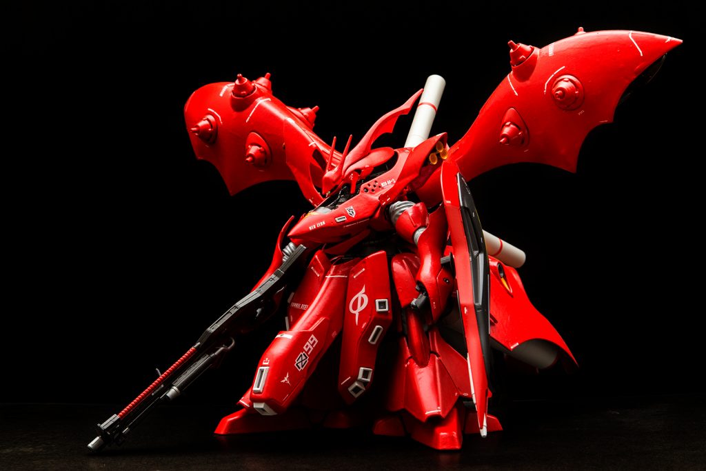 赤の塗装はフェラーリの赤をイメージしております。作業途中の写真がないのですが使った塗料は下地に水性ホビーカラーのグレーをサフ代わりに塗装しその上から水性ホビーカラーのピンクを塗装最後に水性ホビーカラーのモンザレッドを塗装しました。隠蔽力が弱いので何度も重ね塗りをしてるので筆ムラも目立つのですが、半光沢トップコートをする事で結構ごまかせた感じです。