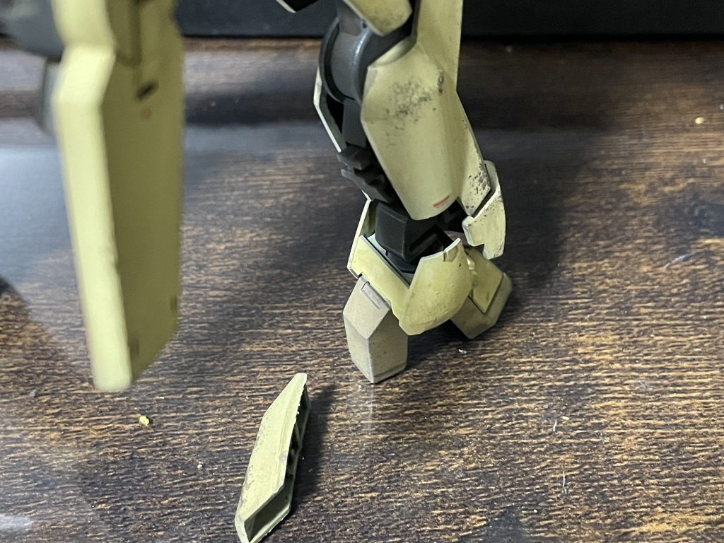 ふくらはぎの合わせ目は接着後にエッチングのこでぶった切って分割場所を変えてます。これで組んだ後もバラせるので塗装も楽ちん！