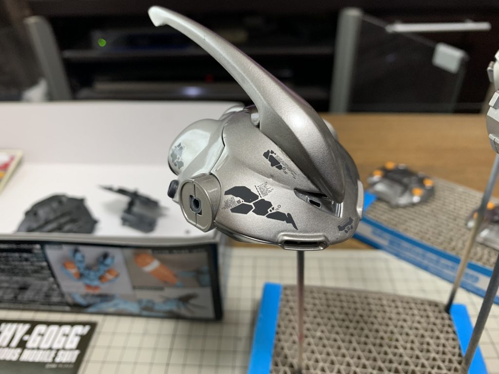 機体のシルバー部分もちょいと寂しいという事で、要所要所にGMデコレーションデカール・グラフィックアーマー#1を貼ってディテールアップを。最後までご覧下さり、ありがとうございました。