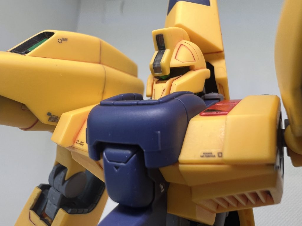 モノアイ部分も見えやすくするために多少削ってクリアパーツっぽくしたんですがわかりにくいですね・・・。