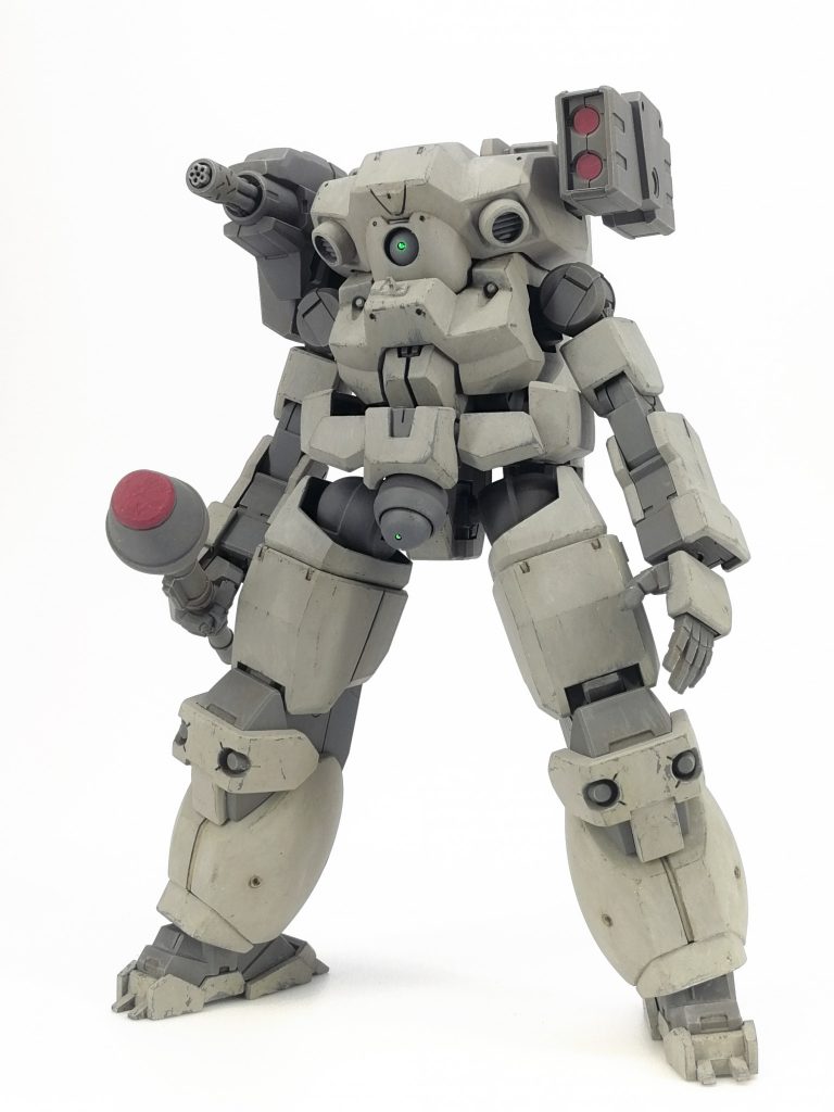 シュツルムファウストは多分サイコザクのもの。側頭部右はシエルノヴァ用オプションに砲身生やして弾倉付けた対人用の5.56mmガトリング。アサルトライフルかRPG抱えた中古市販車みたいなのが主な相手な地域で治安は最悪なので固定装備として付いてます。側頭部左はヴィートルーウェポンズの隙間ちょっと埋めたりしただけのロケット弾パック。そこらに落ちてた鉄板を適当に貼った程度のハンドメイド装甲車には十分なぐらいの装備。