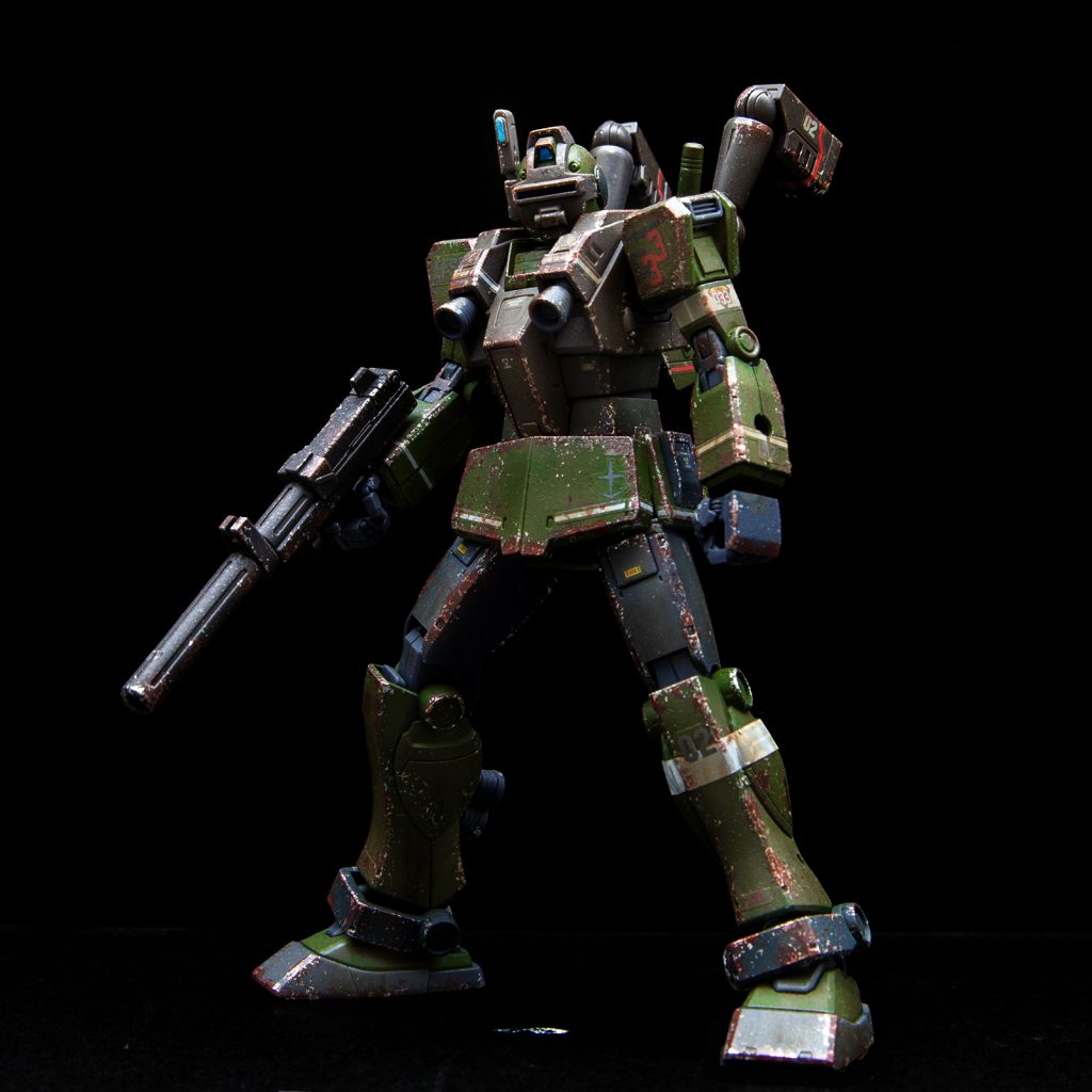 デフ・レパード少尉が搭乗するジムナイトシーカー画像では分かりにくいですが、一撃離脱戦法を得意とするデフ・レパード少尉用に通常のジムナイトシーカーと違いふくらはぎにバーニアを増設し機動力を底上げしております。成形色のホワイトカラーもカッコ良いのですが、小隊所属機って設定にしたかったのでカラーリングを変更しております。何となくスターウォーズのボバフェットっぽいと思うのは僕だけでしょうか?