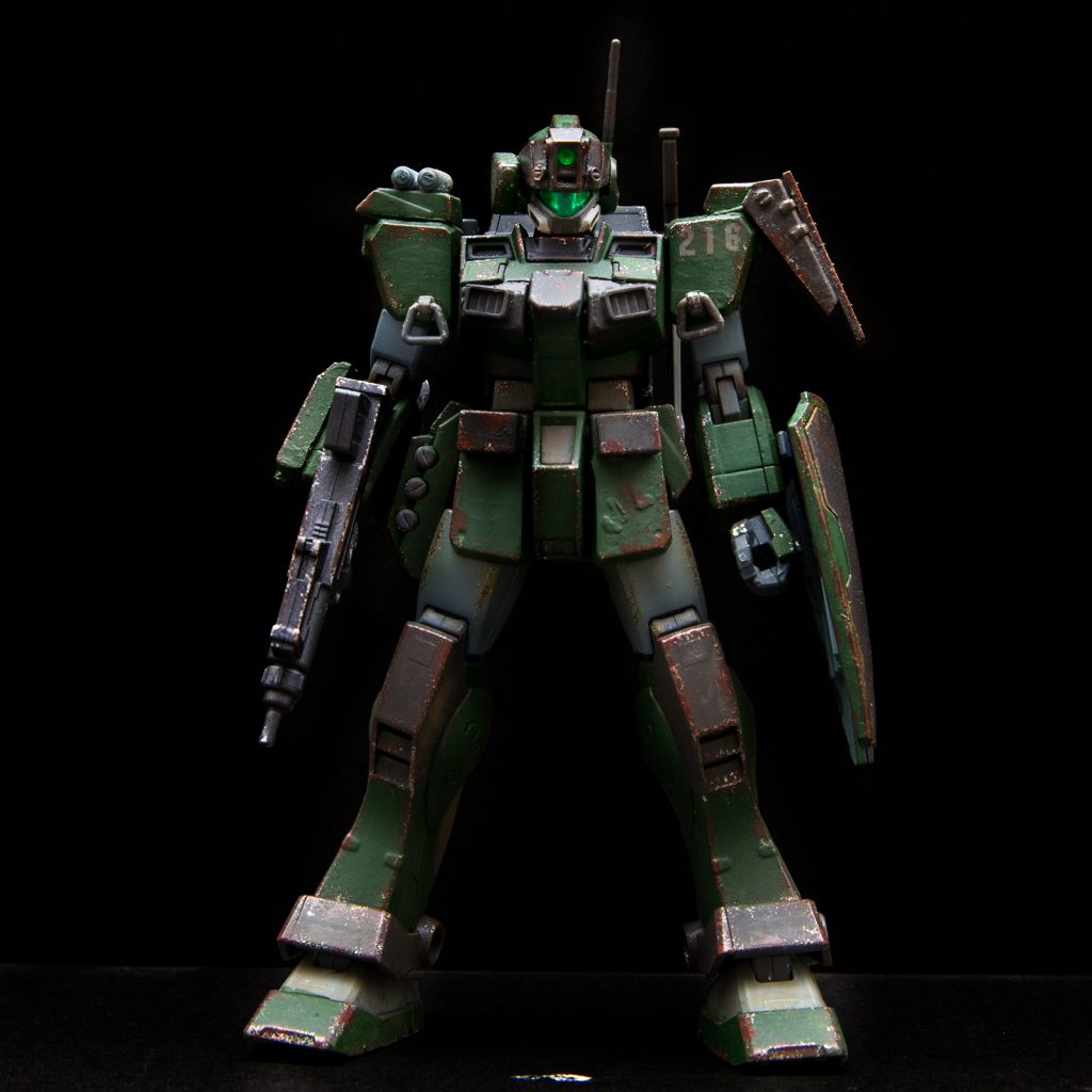 腰の右サイドアーマーはジェガンの物を流用しております。