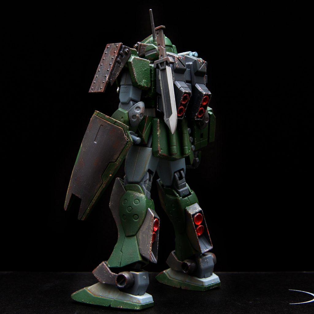 陸戦型って設定なのでノーマルのジムスナイパーIIのバックパックではイメージ的に陸戦型っぽくないと個人的に感じましたのでジムストライカーの物を使用してみました。なかなかマッチしてると思います。