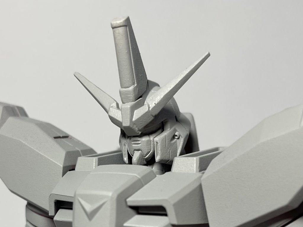 素の状態だとゴリラ顔だったのでパーツの位置変更と目の部分をプラ板で作り直しました、それとアンテナの位置修正など行なってバランスを良くしています