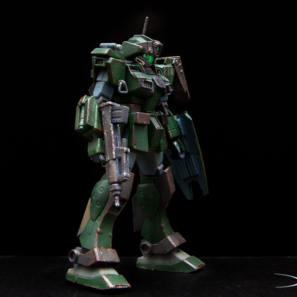 右前腕部のボックスタイプビームサーベルはジェガンのサイドアーマーを使用しております。何となくそれっぽい形になったかなと思います。