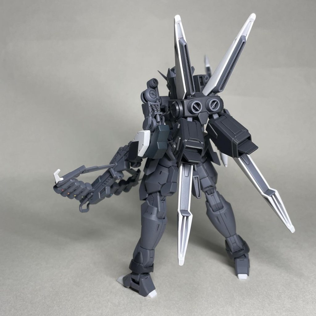 左うしろ 別の機体を先に完成させようと2月まで引っ張ってしまいましたが、いつまでも塗装中のままなのが邪魔に思えてきたので、結局、ピーコックスマッシャーを先に仕上げることとなり、今年はじめのガンプラ完成品となりました。