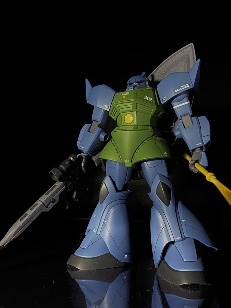 正面ショット。大きな改修はしてませんが、ちょっとシンプル過ぎるので全体的にスジボリ追加、いつも通りモノアイのHアイズ化とモノアイシールド追加はしてます。