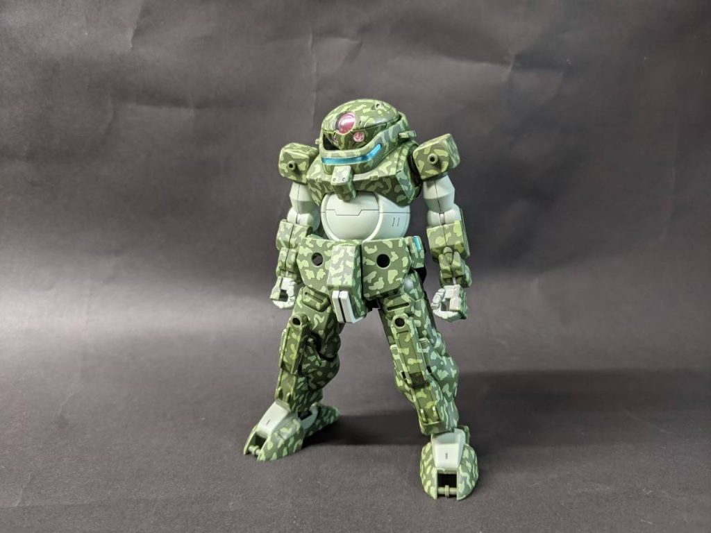 素体となる状態。迷彩はガンダムマーカーザクライトグリーンの手書きです。関節の一部はシャインシルバーで塗装。つや消しトップコートで仕上げてます。