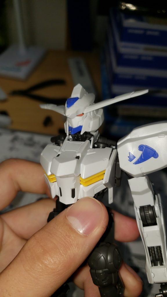 結構わかりづらいですが、無改造の状態だと、顔がすごい渋かったんですよね。目が細かったのが原因だと思ったので、デザインナイフで穴?を広げて、メインカメラを見えやすくしました。 