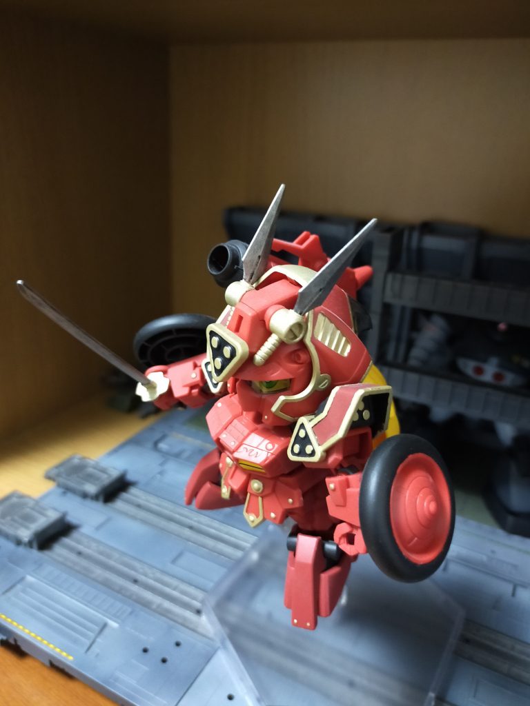 金色を塗るだけでだいぶかっこいいと、自分に言い聞かせる(笑)老眼には辛かったです。