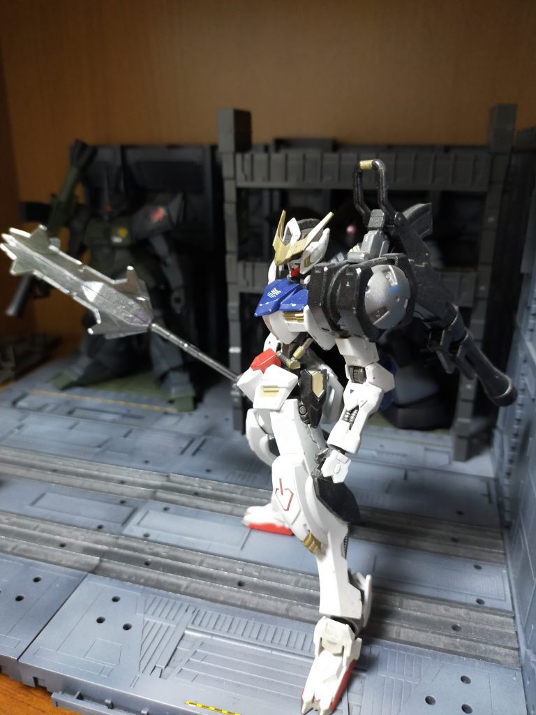 グレイズ用のバズーカラックを付けてます。