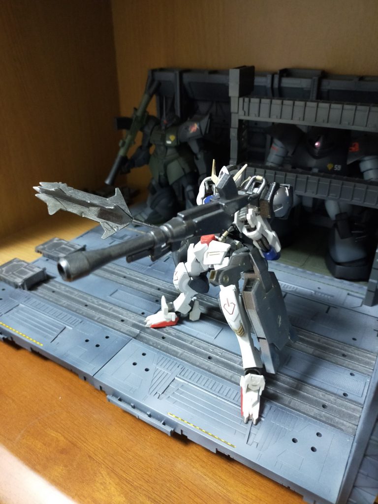 グレイズ用の飛行ブースターとバズーカ。オルガ、次はどこに行けばいい?