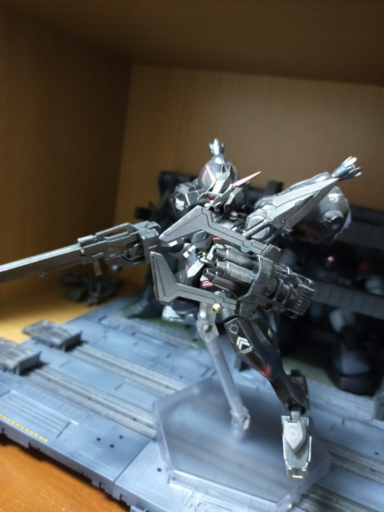 三連マシンガンとヒートシザー。肩にはヒートダガーを装備。