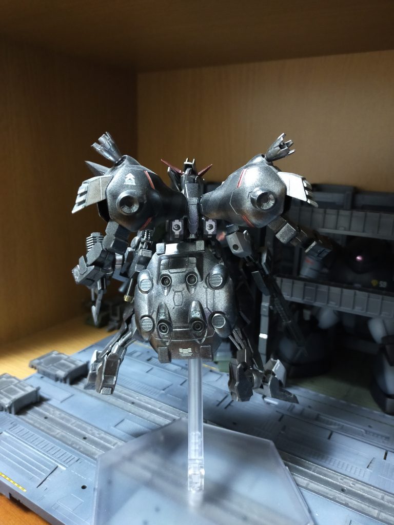 隠し腕。なんだかクモっぽいですね。