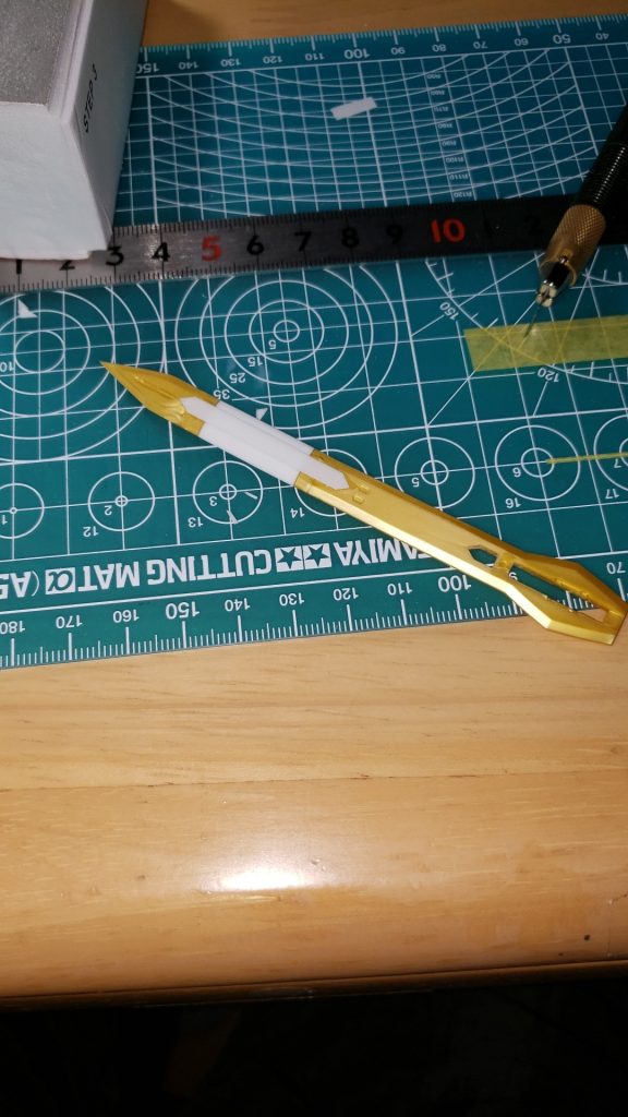 ここからは制作工程です。仮組みの時に気づいた明らかに短すぎるバエルソード。これは行けないと思って、0.5mmのプラ板を買って、2cmほど延長しました。この時結構ヤスリで削ったりしてたので、長さが微妙に変わりそうだったのですが、奇跡的にピッタリな長さになったんですよね。おかげで作業がすぐ終わりました。そしてその後に六角形?に切ったプラ板を貼って、見た目と強度アップを確保しました。初めてこういったことをやったんですが、上手くいって良かったです^^