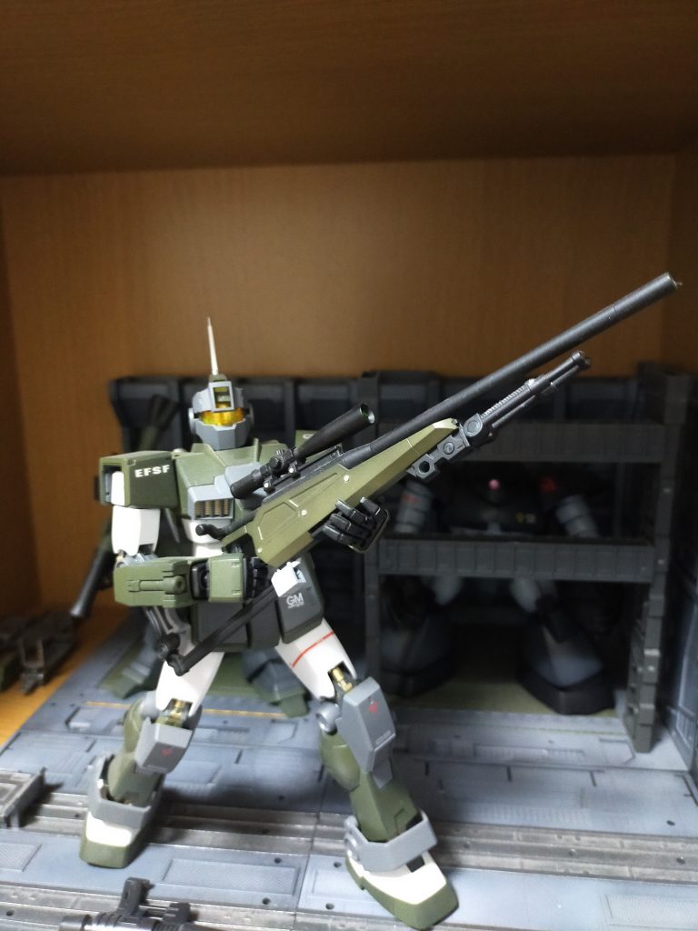 でかいスナイパーライフルも似合います。 