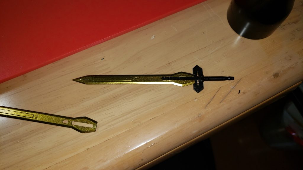 バエルソード光沢にしたのでテラテラです。またまたわかりづらいですが、歯の部分にプラ板を貼ってます。理由はその部分を延長して、強度が不安だったからです。結果的にかっこよくなったからなんでもいいですけどね。 