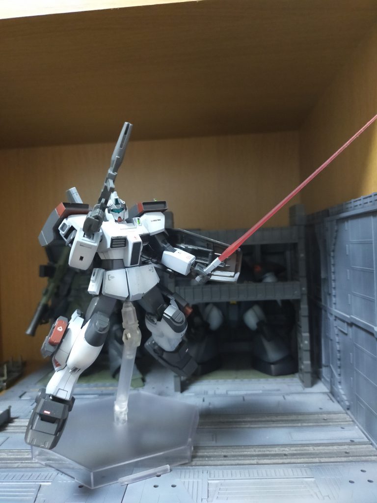 ビームサーベル抜刀。試験機ですが、何度か戦闘をこなした想定の汚しを入れてあります。