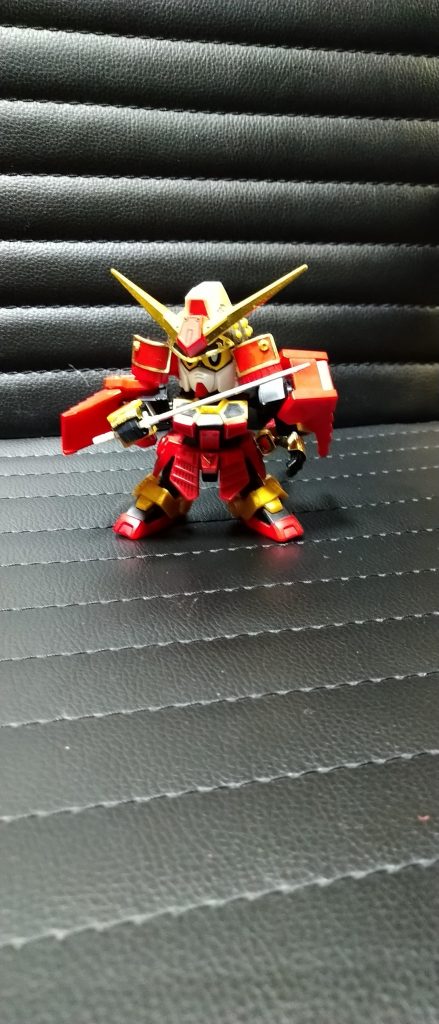 刀をガンダムマーカーのシルバーで塗っています。