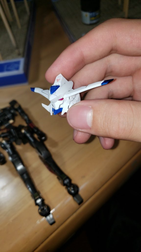 完成したばっかりの写真ですが、分かりますでしょうか。写真では左側のアンテナの下あたりにあるよく分からないものをプラ板で作ってくっつけました。手で見えないですが、左右対称にやってあります。