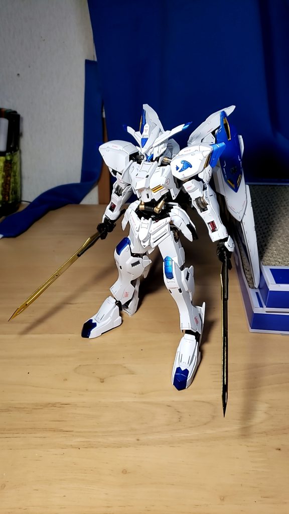 塗装は白い装甲はつや消し、青い装甲とガンダムフレーム、バエルソードは光沢で仕上げました。そして、初めてプラ板を買ったので、せっかくだから所々に追加でプラ板くっつけたり、バエルソードが短かったので延長したりしました。