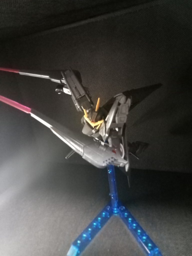 なっ!?ビームサーベルだとぉ!?勝手にサーベルを付けれるように穴を開けただけです。