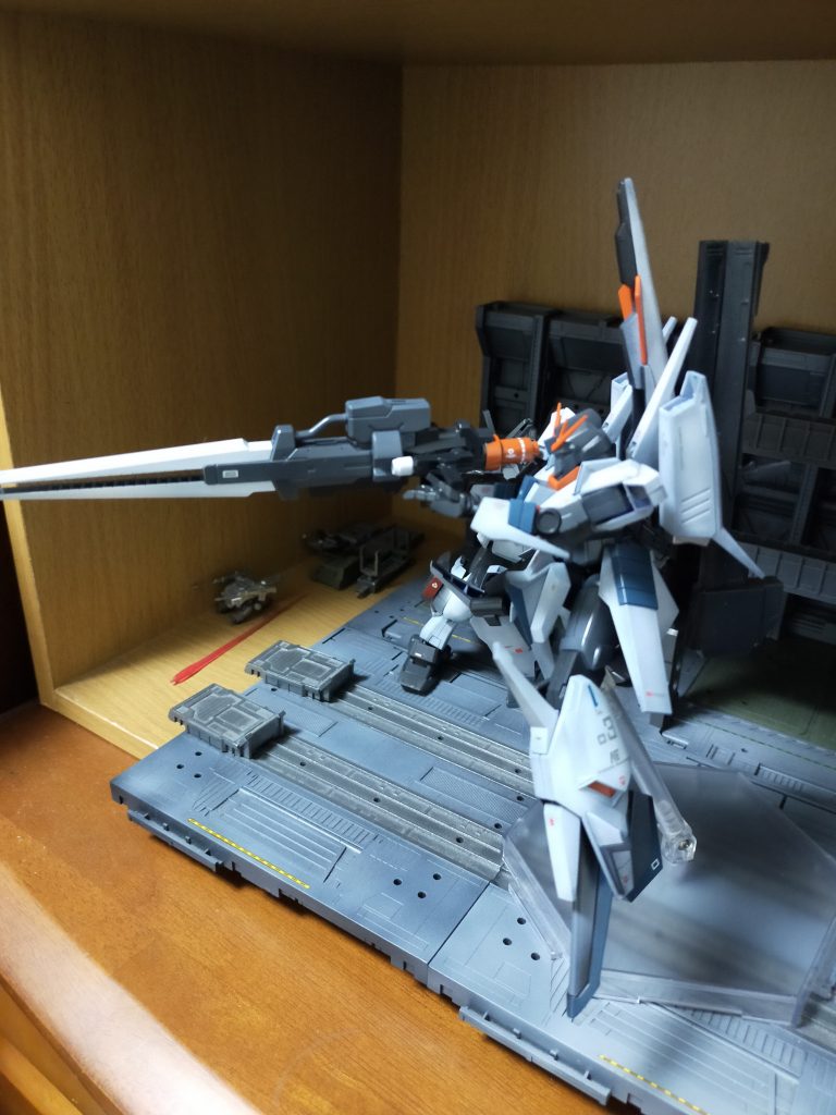 てな訳で、ZⅡです。友人から貰った素組み品を塗装したんですが、メガランチャーやら紛失してまして。代わりにライトニングガンダムからランチャーを拝借しました(笑)