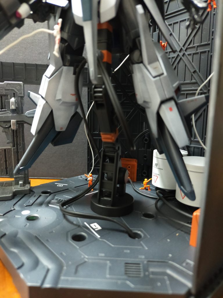 タンクはデカールでそれっぽく。地面にも白線やらナンバーやらを。