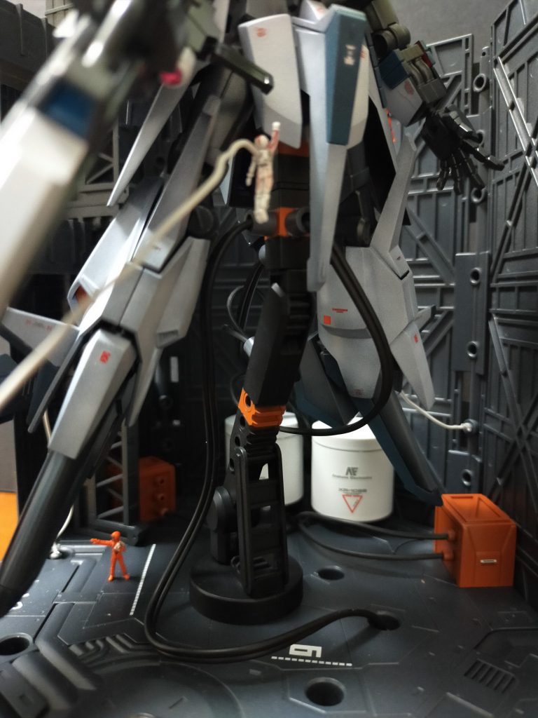 オレンジの箱はバッテリー的なつもり。コードはいらないやつを適当に(笑)白い人はテストパイロットですかね。