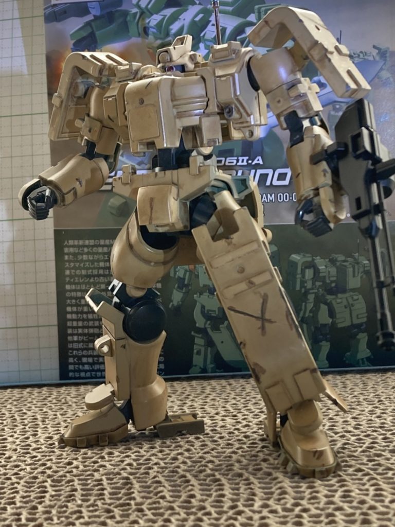 素組みでも渋いのですが、現地改修型にカスタムしたら面白そうだったので､頭部はリックディアスのジャンクパーツを使用　塗装はサンドカラーに汚しとダメージ加工をしています。