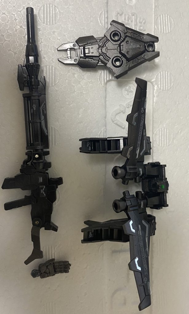 フラガ大尉・「ジャンク屋でも…ちゃんといいの売ってるな~」「あ…若いヤツ怒られてるよ…整備が雑だったか~?買ったら軍曹に整備してもらうから~大丈夫だよ~…」