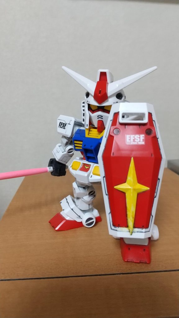 防御の図。シールドの連邦軍十字マークは部分塗装しました。ビームサーベルも蛍光ピンクで塗装。ガンダムマーカーは優秀ですね。期末テストがあるので、しばらく投稿できなくなります。ではまた👋 