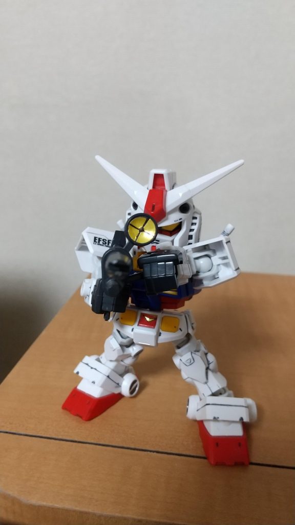 狙いを定めるガンダム。