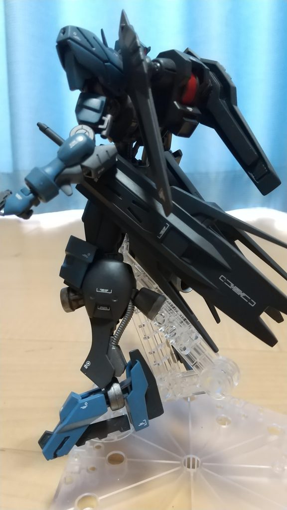 ノーマルとの変更点は脚の前バーニアをビルダーズパーツからとバインダー裏が スカスカなんで😂プラ板で塞いで その下部に スジ彫りプラ板を付けて cautionデカール貼っただけの お手軽🤣 
