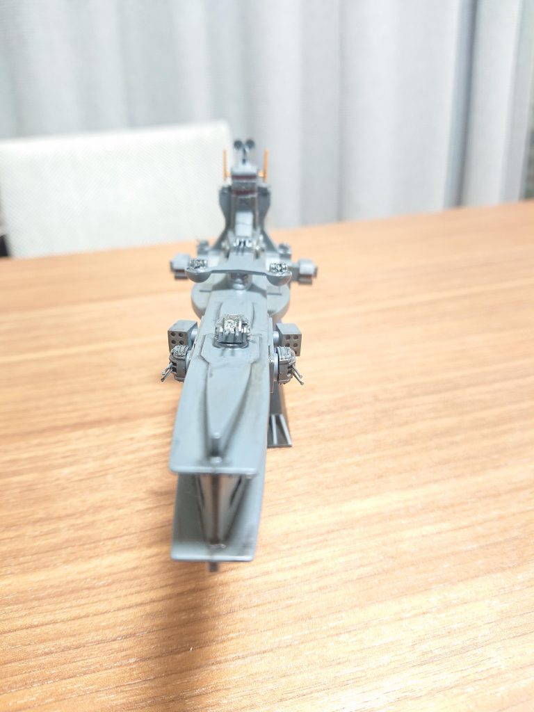 正面から。連装砲に変更し正面へ指向できる数も増設。しかし…艦船って写真難しいですね。