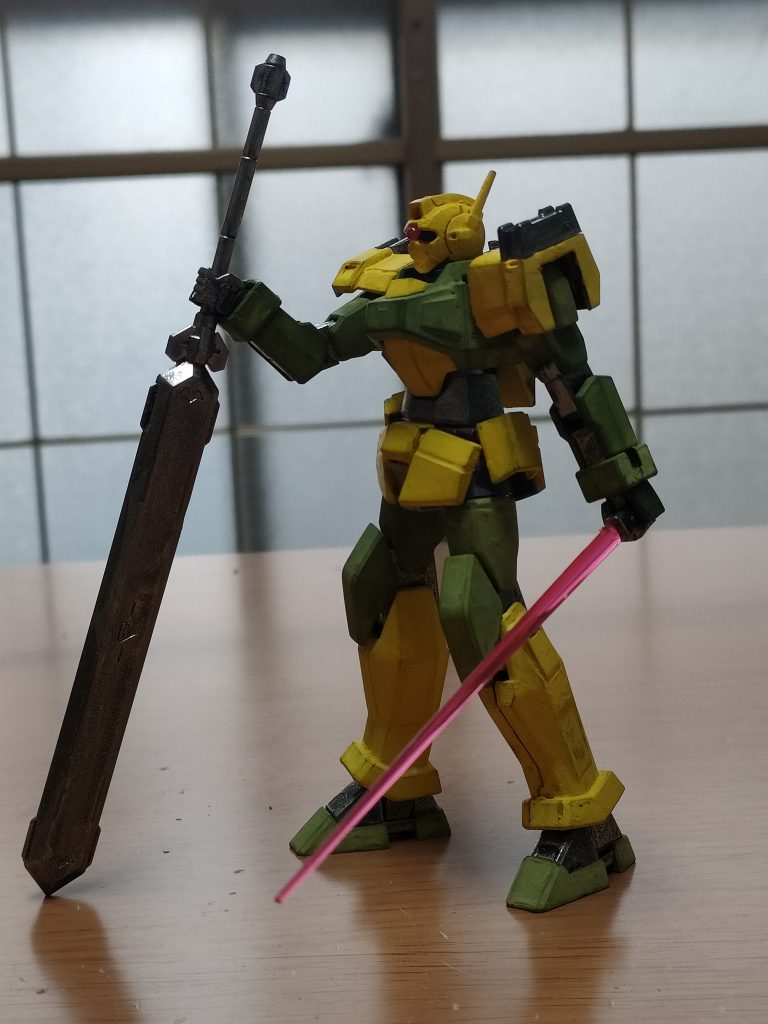 身の丈以上のソードメイスも保持出来てサーベルも。