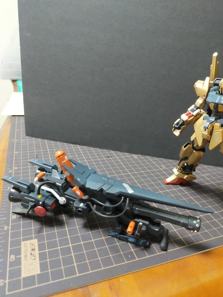 メタルパーツやら、スプリングやらイヤホンのコードやら色々付けてます。