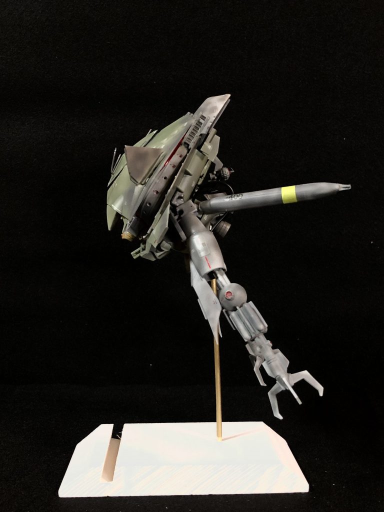 よこ一年戦争末期に投入されたビグ・ザムの後継機単騎での戦局打開を可能とするそのポテンシャルを評価されリニューアルされた機体。ジオン内部で長い期間改良されたため型式番号がかなり遡った形になるが基本的には初期型からの流れを汲む