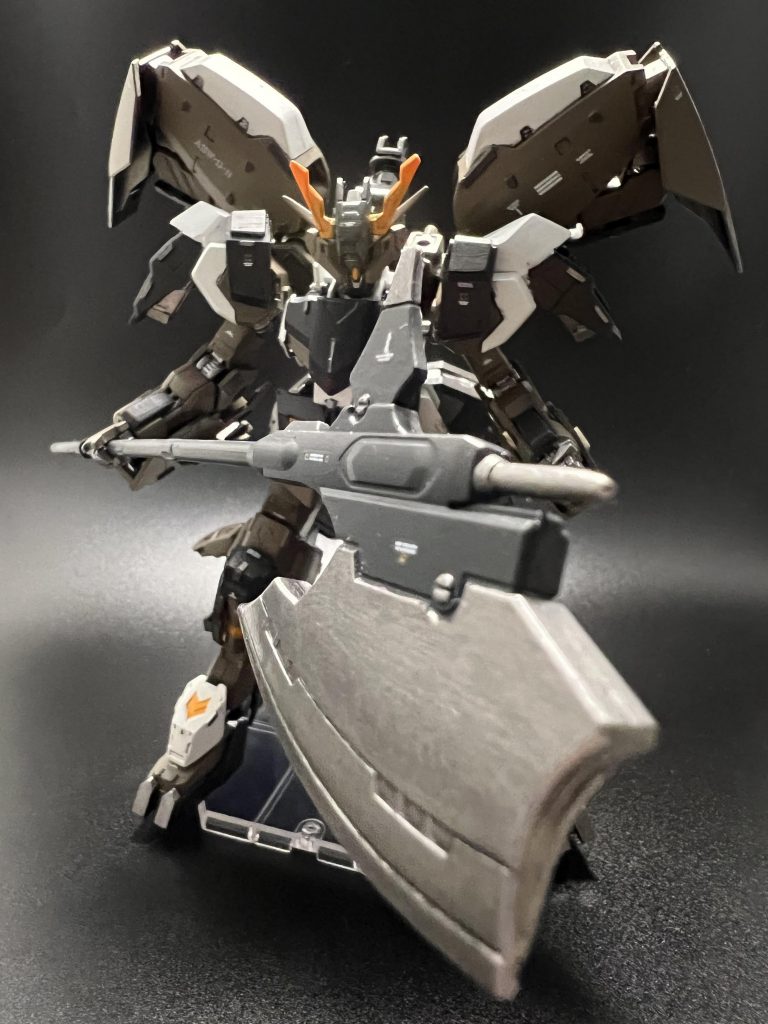 ...グシオンリビートハルバード機体同様にボロボロになっていたグシオンリベイクハルバードを再製造し直した戦斧。以前と違い、柄の伸縮はしなくなったが柄の長さが圧倒的に長くなり、リーチが長くなったと共に、材質もレアアロイを高純度で濃縮した上で加工して製造している為、決して破壊される事が無いほどの強度を持つ。