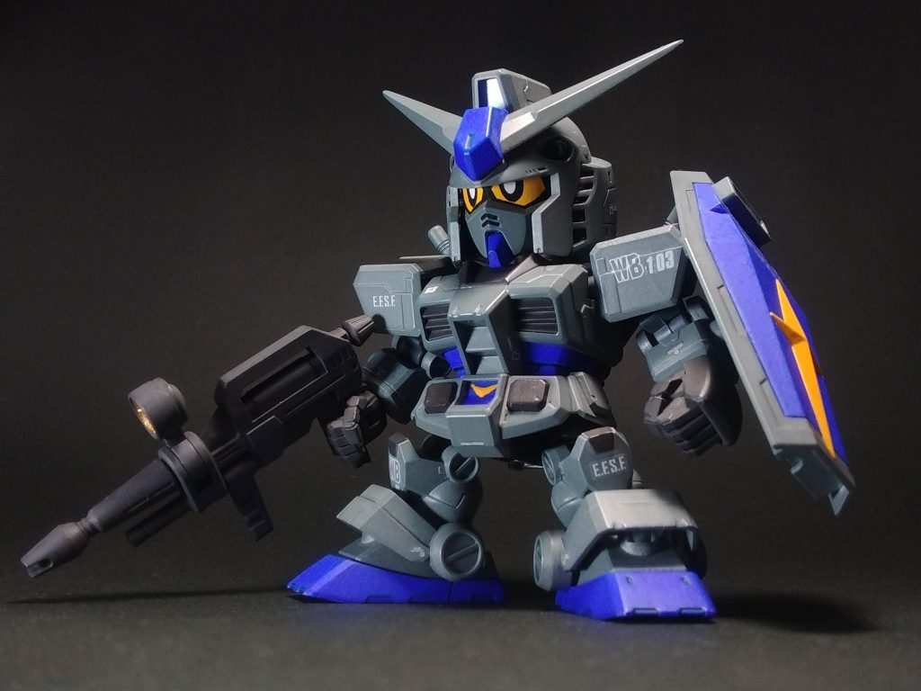 浮きポーズはCSフレーム、素立ちポーズはSDフレームと、このシリーズならではの組み換えを生かして撮ってみました。細かい改修箇所(と言ってもほとんど切っただけですw)・アゴを短くカット・アゴに合わせてマスク位置を調整・ヘルメットの頬あてを斜め上方向にカット・肩フレーム上部をカットして装甲が深くハマる様に調整・CSフレームの太ももを短くカット・ひざ頭の三角モールドをカット・ビルドハンズのLサイズ(指が角・甲が丸)を使用くらいでしたか。