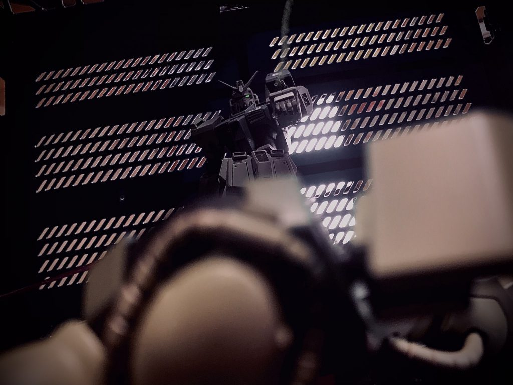 塗装は全て缶スプレーです。ライトグレー部…Mr.カラー 明灰白色(三菱系)ブルーグレー部…タミヤカラー インターミディエイトブルーグレー部…タミヤカラー オーシャングレイ関節部…Mr.カラー 黒鉄色チョバムアーマー…タミヤカラー ネービーブルー他、ダクト部やスラスター部などをアクセントとしてガンダムマーカーのヘビーガンメタリックで塗装しています。