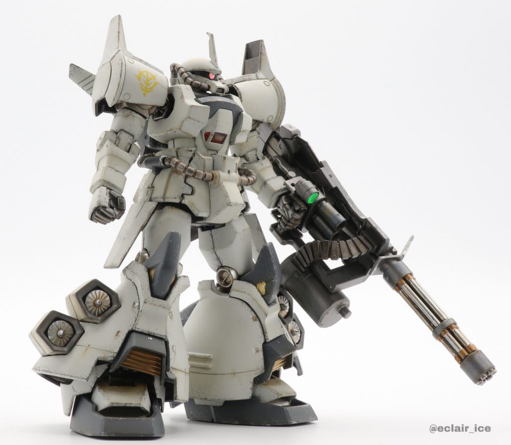 別アングルからトップの写真は埋め込んだHアイズをUVライト反応で光らせていますが、UVライトなしでもキラキラ光ってくれていい感じです