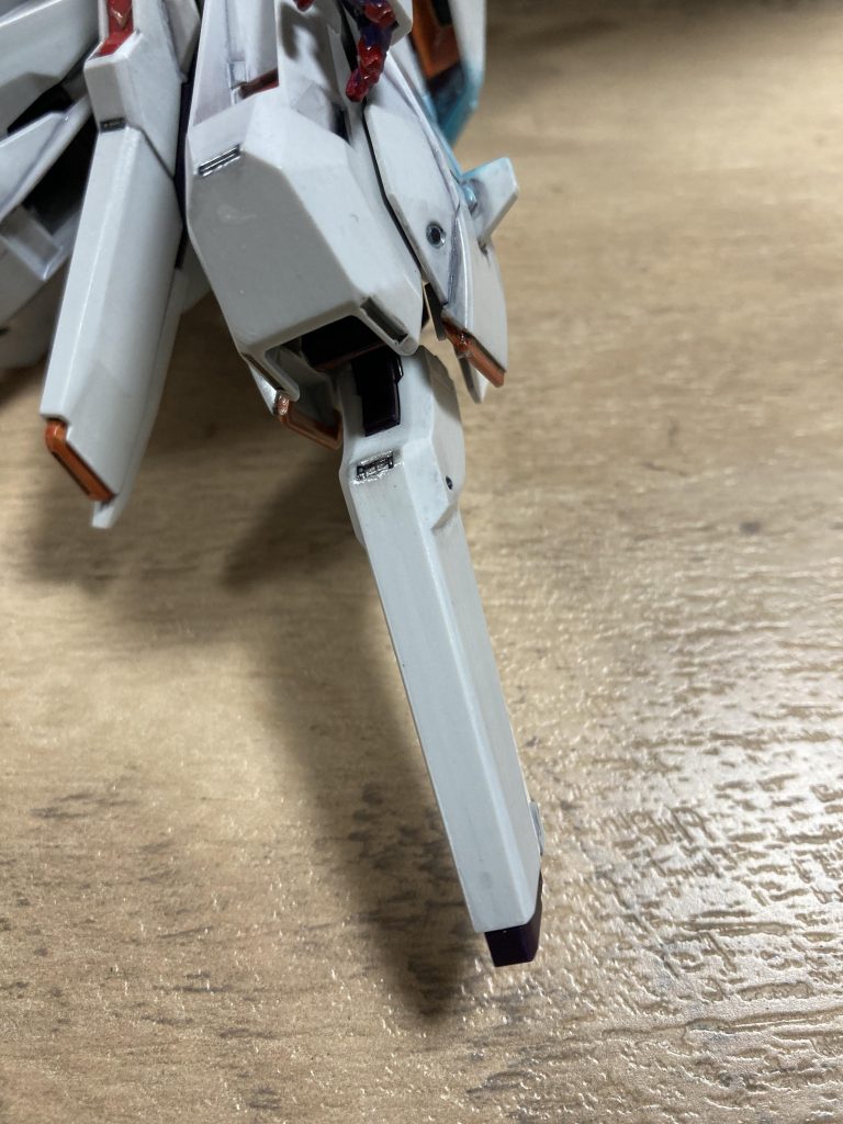 が、合わせ目のところ、白の塗装を薄くしかしなかったので、ちょっと見える…。ゲート跡も…。見える見える…。