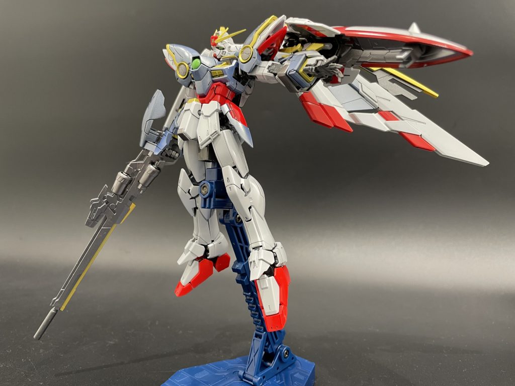 ポーズも、元になったイラストを参考にしています。シールドという面積の大きな部分の色の変更はイメージを大きく変えるポイントなのでイラスト再現をする上では絶対に押さえておくべきポイントだと思うんですけどね。