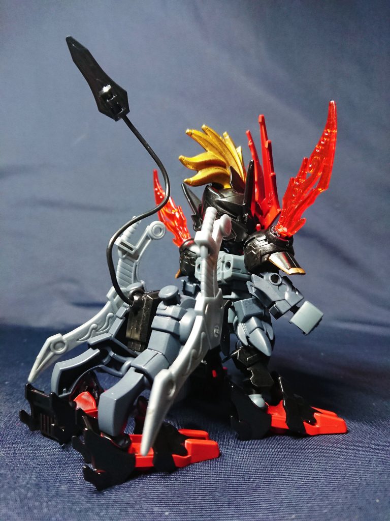 未使用時の武器は後脚部に懸架可能。なお後半身はLGBB騎士ガンダムのパーツをSDヒーローズに合わせ改修しました。