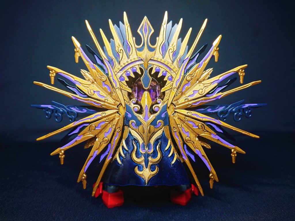 Mr.カラースプレー塗装で、黒サフ(乾燥1時間)→ゴールド(乾燥2時間)→クリアイエローを吹き、下地の黒を溶かし出し黒滲みさせています。あまり滲みが無いのでサフ30分→金1時間でもよかったかも?マント塗装は失敗してなんだか雑w