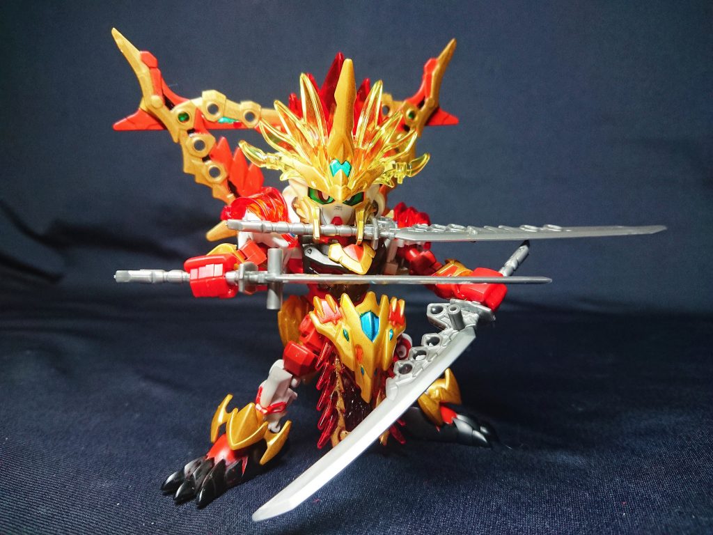 劉備→龍賢劉備→龍尊劉備と正統強化された劉備。曹操→天覇曹操→倚聖の衣と換装強化された曹操。二人に合わせ、成長という違う方向で強化案を出しました。最終的に派手に強化するよりも、本体はほぼ手を加えずシンプルに制作しています。