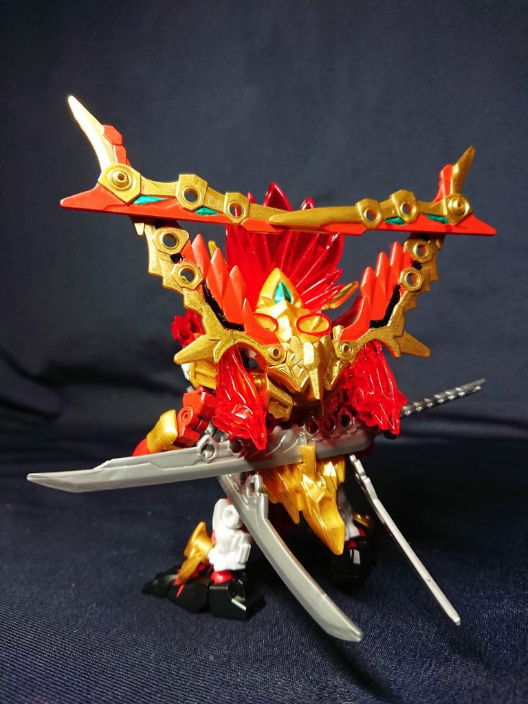 武器は孫堅アストレイの骸ノ神器が強化された物、という設定です。名前もゴ・エリアのレッドタイガーから、赤虎爪牙という安直なネーミングにw