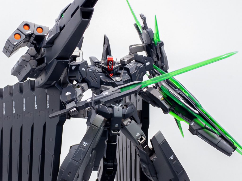 GNソードV改ライフルモードの機能はオミットされ、剣としての剛性が高められている。